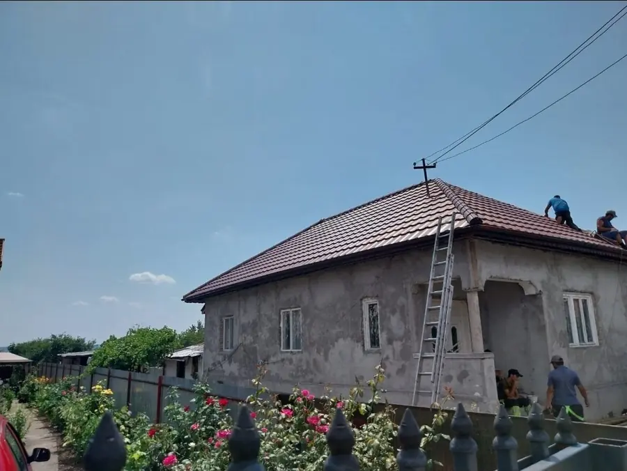 Montaj cu echipă proprie, la casă bătrânească — lucrare Acoperis Fiabil